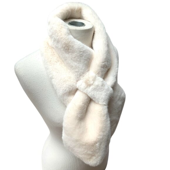 LOVE & LORE Winter White Faux Fur Scarf - Picture 3 of 4